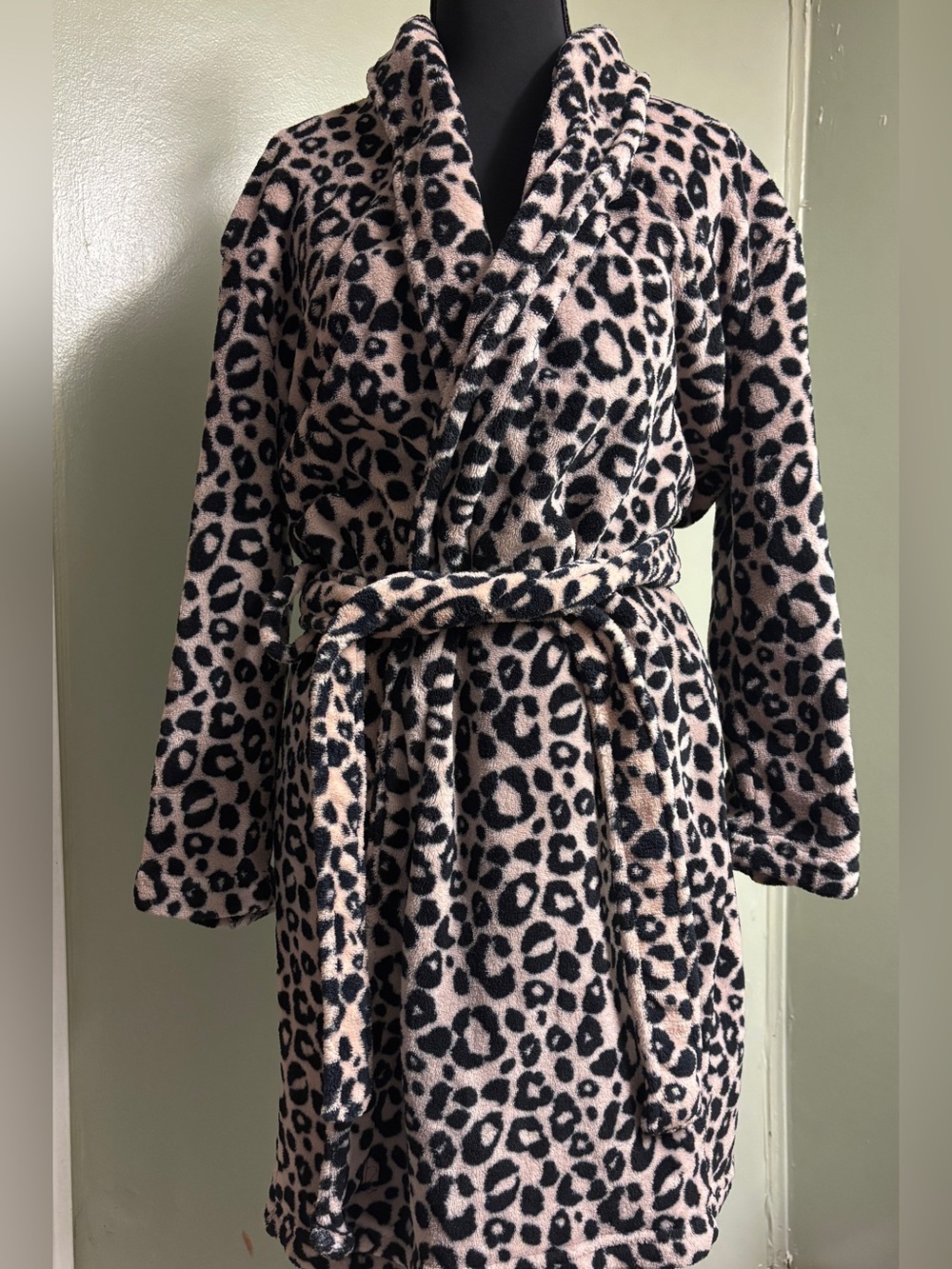 Isotoner Leopard Print Plush Robe in Blush and Black